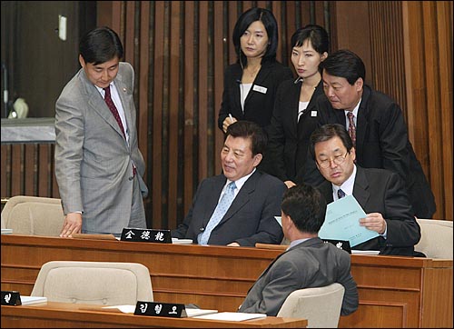 13일 오후 유승민 한나라당의원이 경제분야 대정부질문을 통해 노무현 대통령을 원색적으로 비난하자 이종걸 열린우리당 원내수석부대표가 김덕룡 한나라당 원내대표을 찾아가 유승민 의원의 질의서를 보여주며 항의하고 있다. 